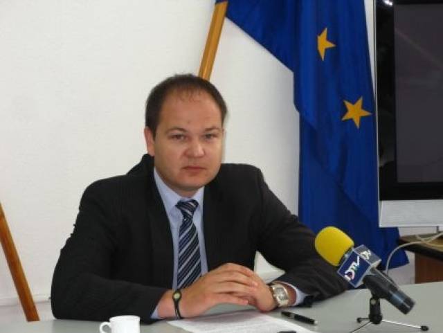 Областният управител може да спаси &quot;Парахода&quot;. Да опита. Да имитира опит, дори...Ако иска, разбира се..