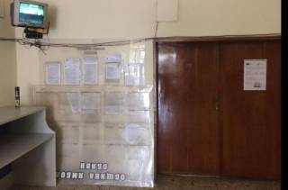 В община Ямбол имаш право да видиш таблото за обяви, ако те пусне охраната..