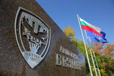 Около 14:00 часа днес военен самолет Су-25 е претърпя инцидент край авиобаза Безмер
